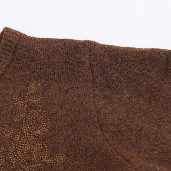 Simple and versatile embroidered short sleeved knitted top