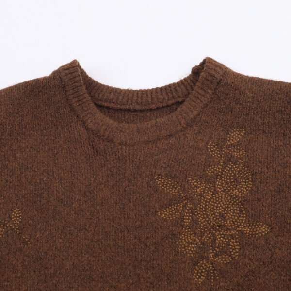 Simple and versatile embroidered short sleeved knitted top